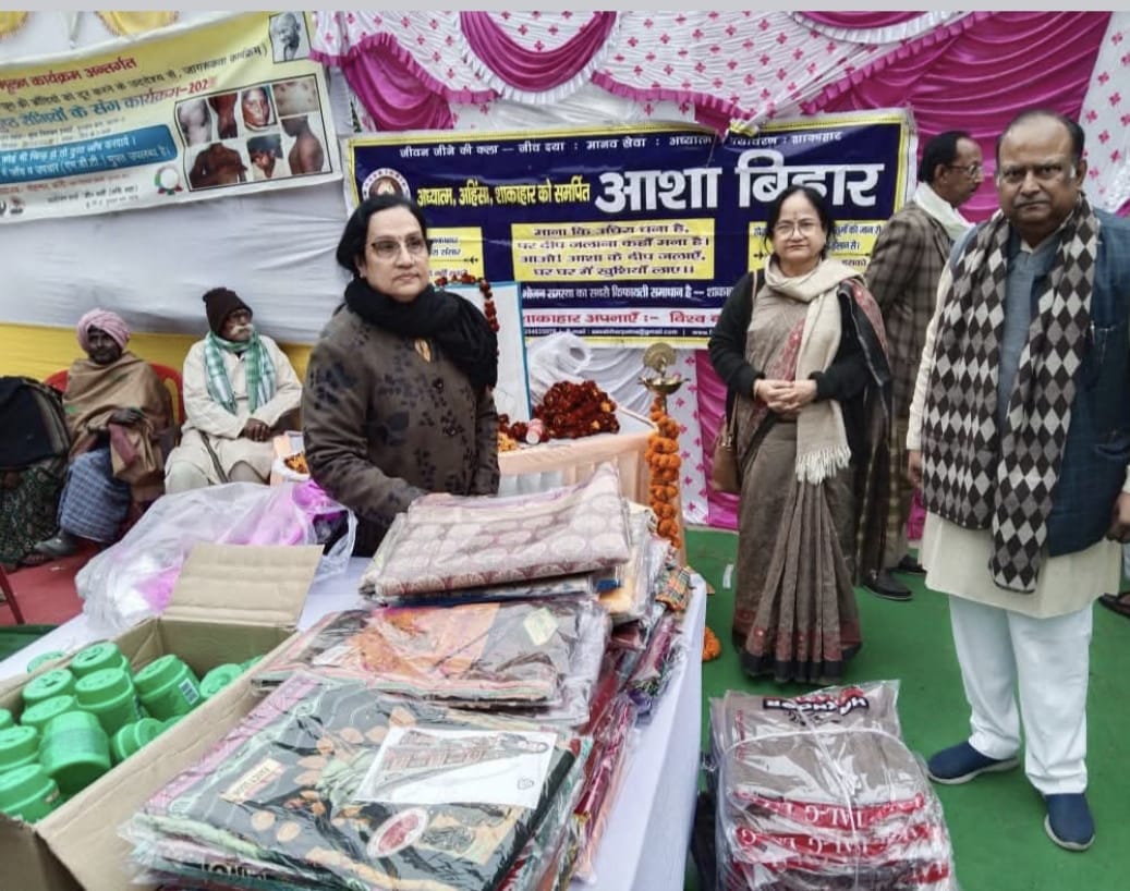 कुष्ठ जागरूकता मेला में कुष्ठ रोगियों के मध्य साड़ियां,तेल,व गमछों का वितरण