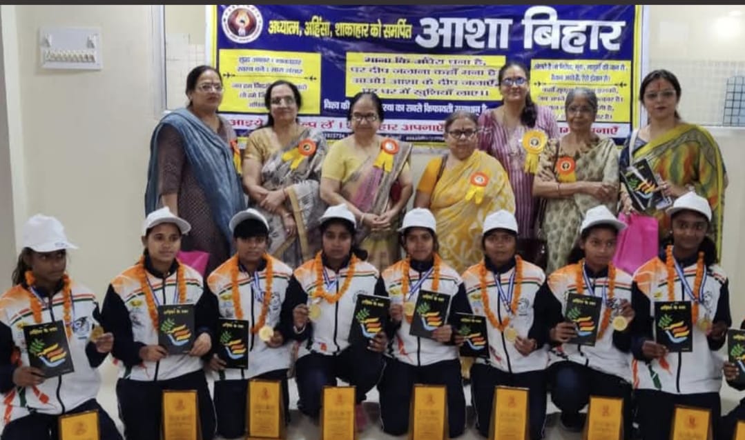 एक कार्यक्रम में कार्यकर्ताओं को "अहिँसा के स्वर" पुस्तक भेट की गई